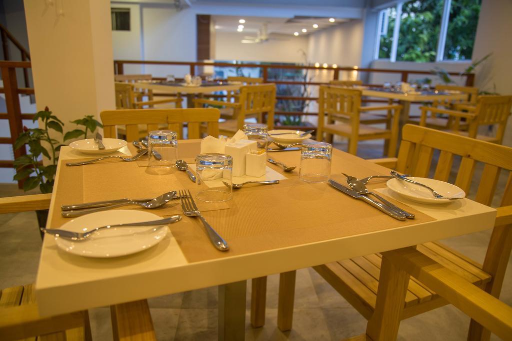 Kuredhi Beach Inn Maafushi Extérieur photo