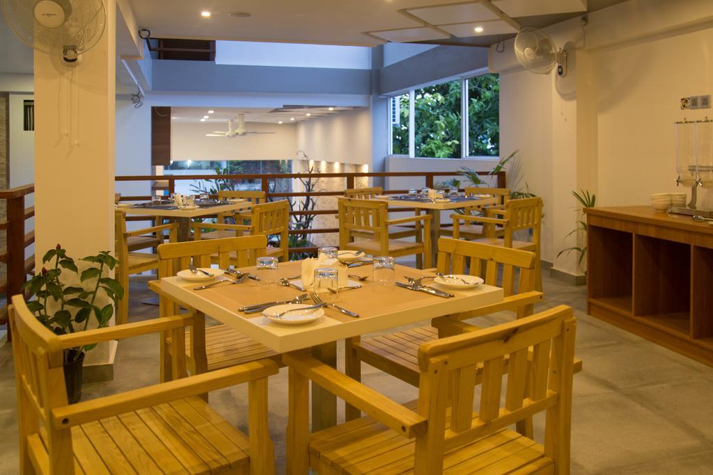 Kuredhi Beach Inn Maafushi Extérieur photo